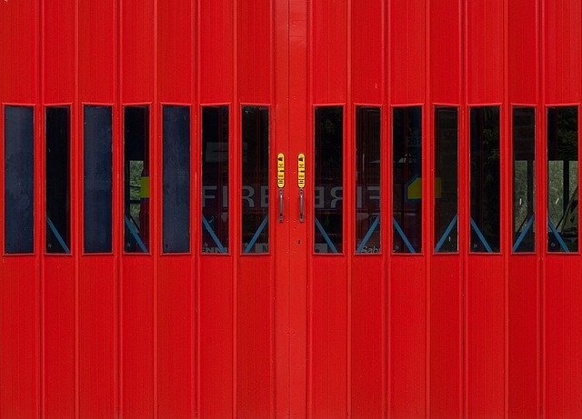 pohled zblízka na červená garážová vrata