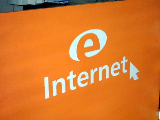 oranžový nápis „internet“ schovaný v prostoru
